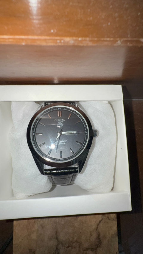 Title Carera watch  With black strap and lock and black dile
