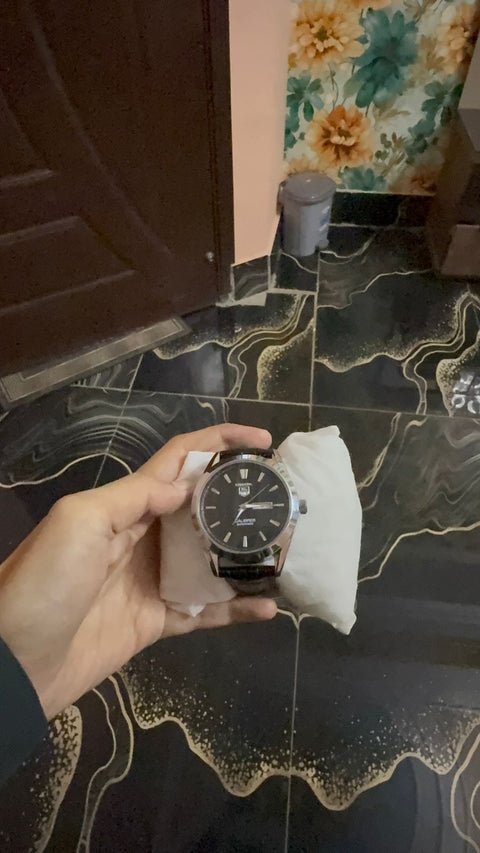 Title Carera watch  With black strap and lock and black dile