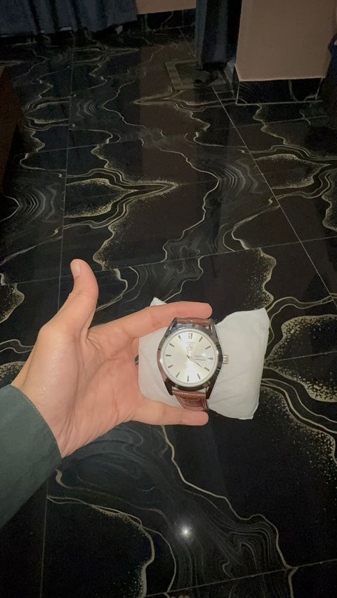 Title Carera watch  With black strap and lock and black dile